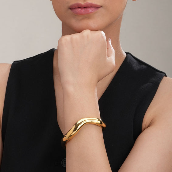 Curved Chic Gold Bracelet