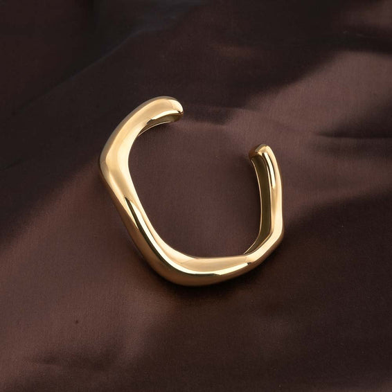 Curved Chic Gold Bracelet