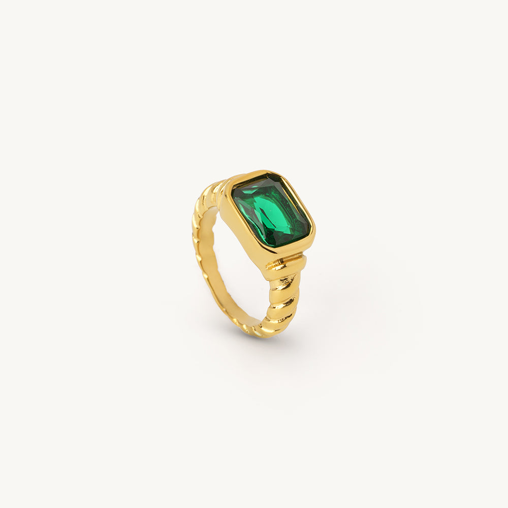 Bold Emerald Glow Motif Ring